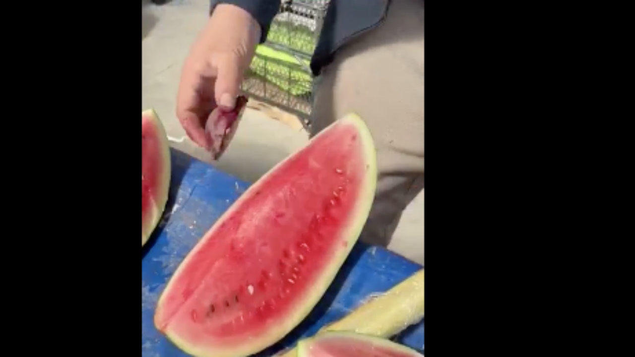 Foto - Sende hiç utanma yok mu be adam? Pazarcı, sattığı karpuza, daha kırmızı görünsün diye bakın ne sürdü!