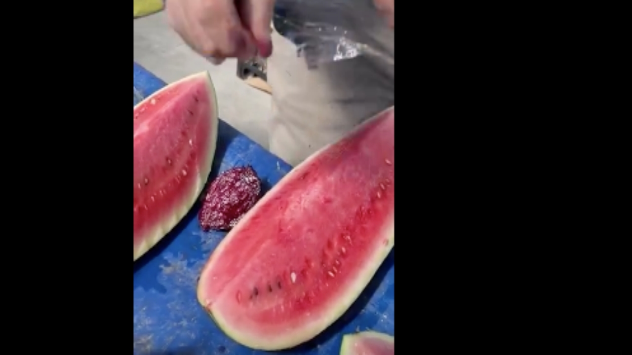 Foto - Sende hiç utanma yok mu be adam? Pazarcı, sattığı karpuza, daha kırmızı görünsün diye bakın ne sürdü!