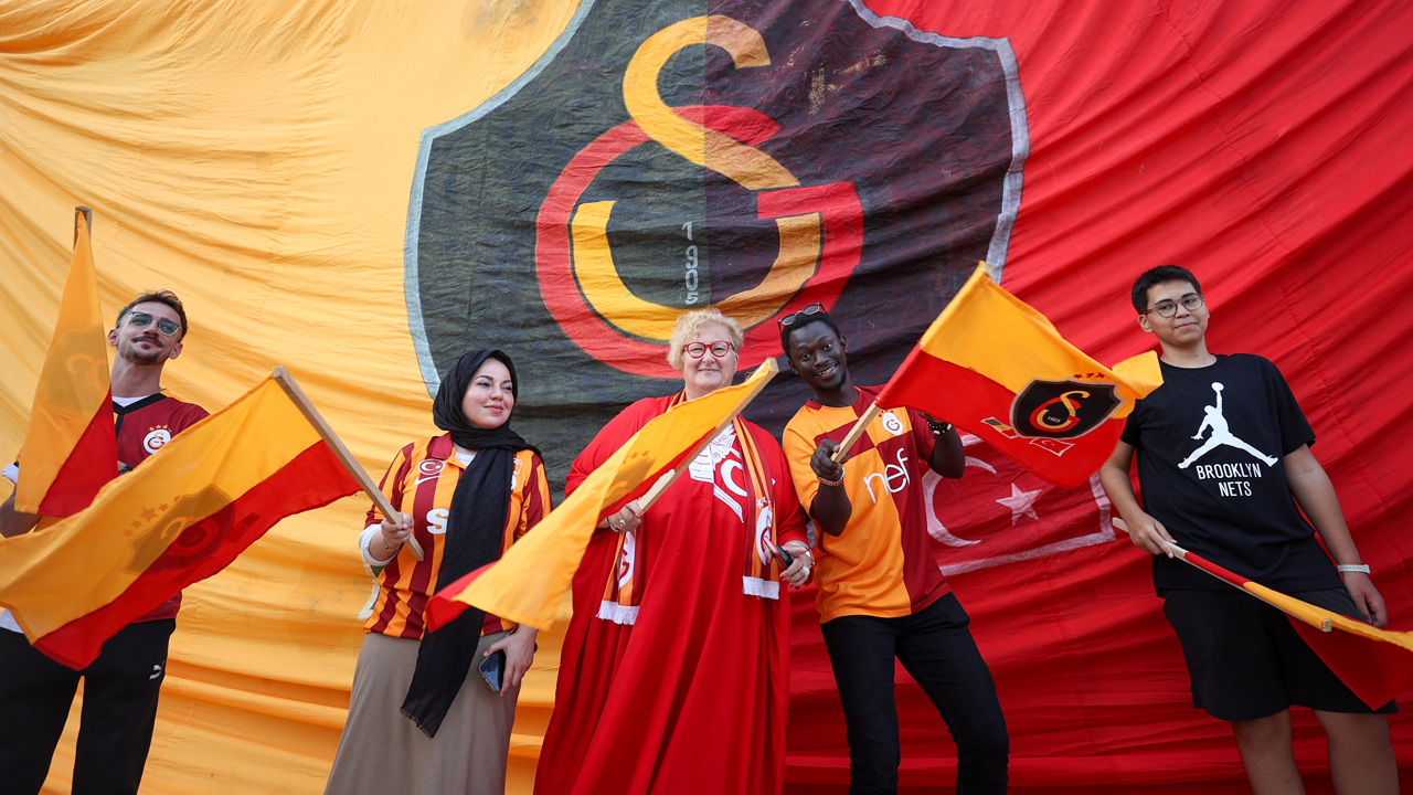 Foto - Senegal’de sarı-kırmızı şölen! Galatasaray aşkı sınır tanımadı! Cimbom’un 5. yıldızı Afrika’da parladı