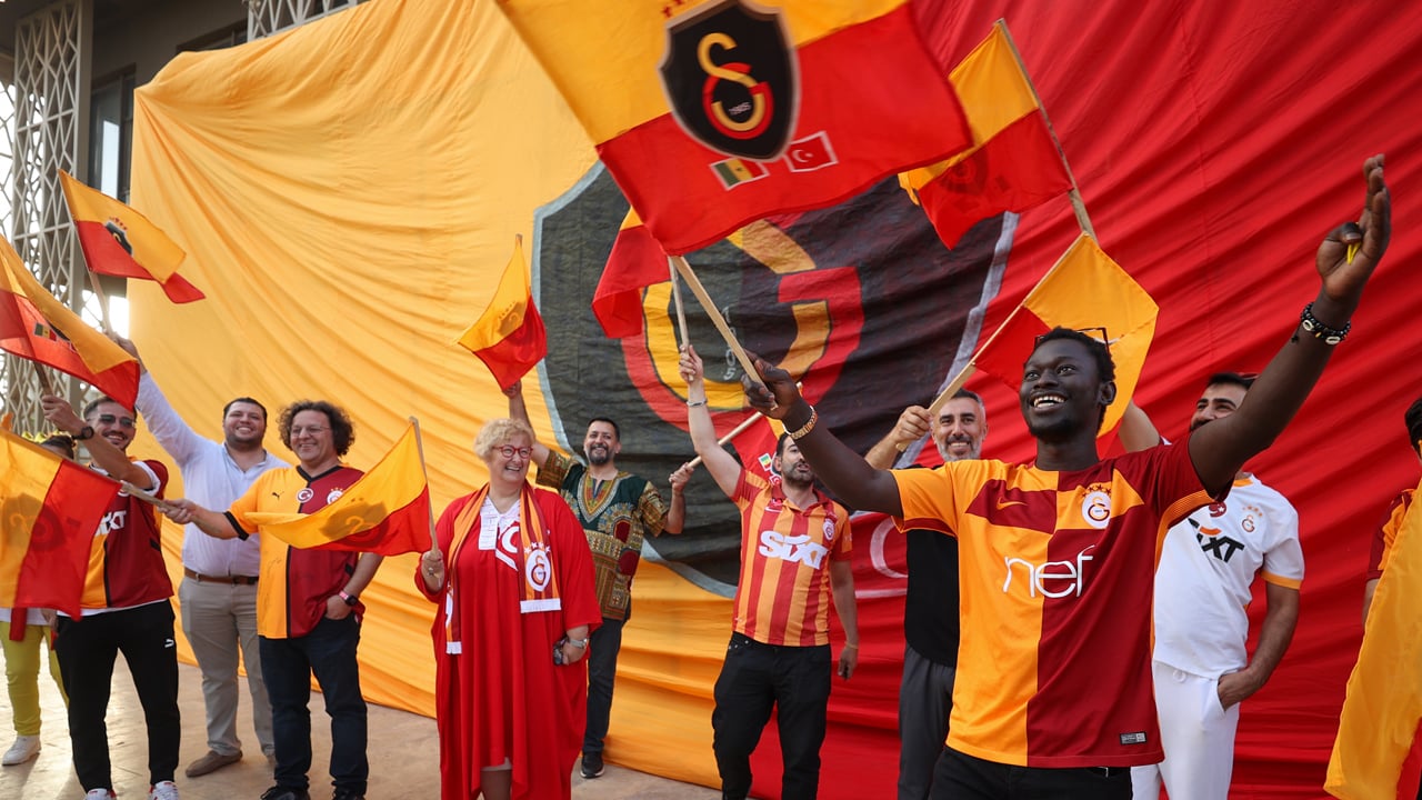 Foto - Senegal’de sarı-kırmızı şölen! Galatasaray aşkı sınır tanımadı! Cimbom’un 5. yıldızı Afrika’da parladı