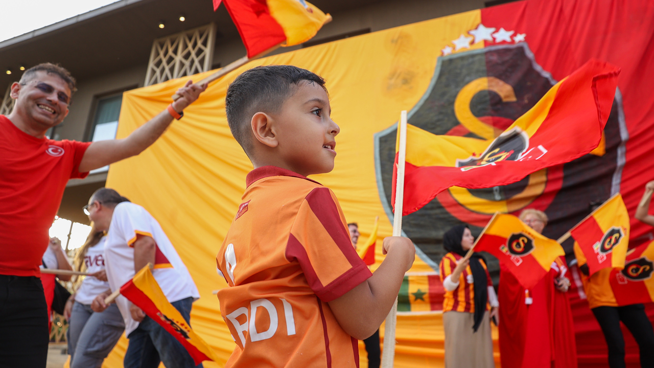 Foto - Senegal’de sarı-kırmızı şölen! Galatasaray aşkı sınır tanımadı! Cimbom’un 5. yıldızı Afrika’da parladı