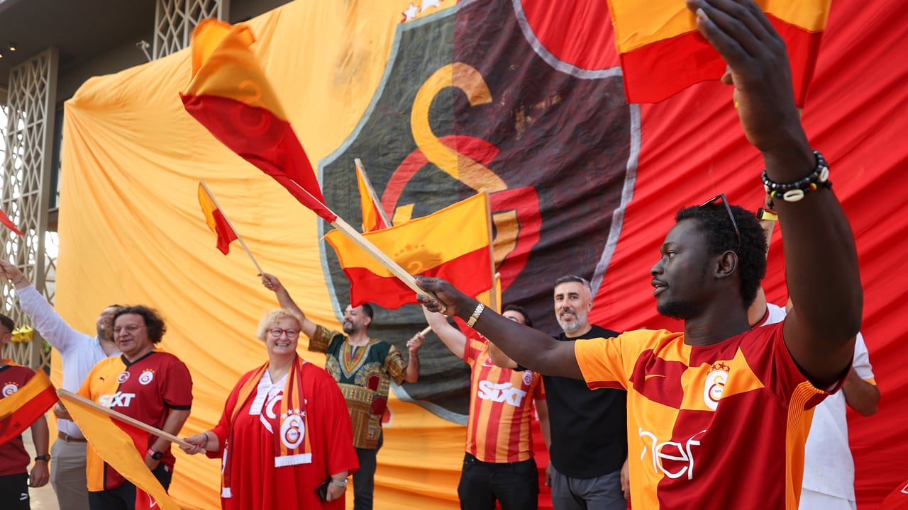 Foto - Senegal’de sarı-kırmızı şölen! Galatasaray aşkı sınır tanımadı! Cimbom’un 5. yıldızı Afrika’da parladı