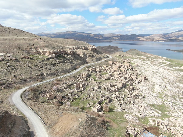 Foto - Seneler sonra gün yüzüne çıktı! Sular çekilince bakın ortaya ne çıktı