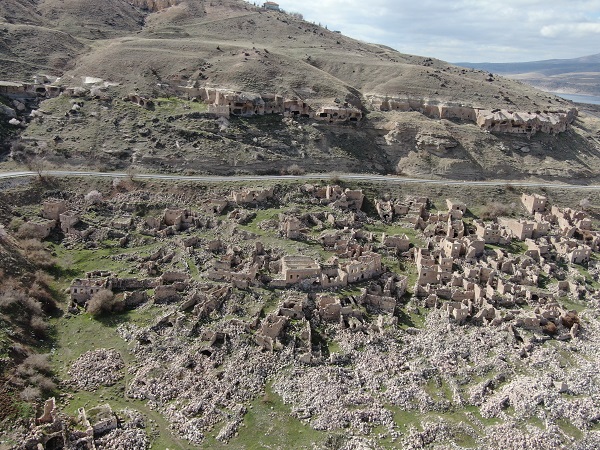 Foto - Seneler sonra gün yüzüne çıktı! Sular çekilince bakın ortaya ne çıktı