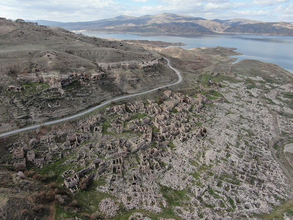 Seneler sonra gün yüzüne çıktı! Sular çekilince bakın ortaya ne çıktı