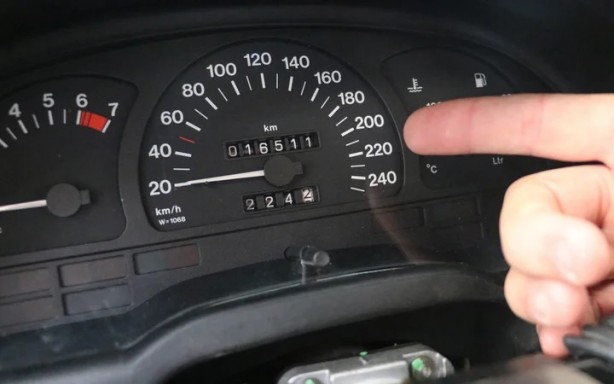 Senelerce garajda tutuldu! 95 model araç, açık arttırmayla satıldı