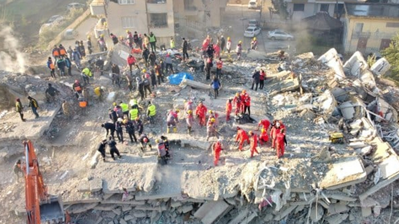 Foto - Şener Üşümezsoy 'korktuğumuz olay' deyip kameraların karşısına geçerek uyardı: Orada deprem olabilir