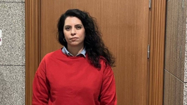 Senin derdin ne be kadın! Asıl sen utan, sen! Şu yaptığına bakın hele