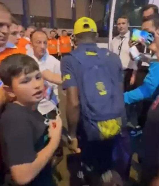 Senin gibi bir virtüöze hiç yakışmadı hiç! Maç sonu yaptığı hareket taraftarlarda infial oluşturdu...