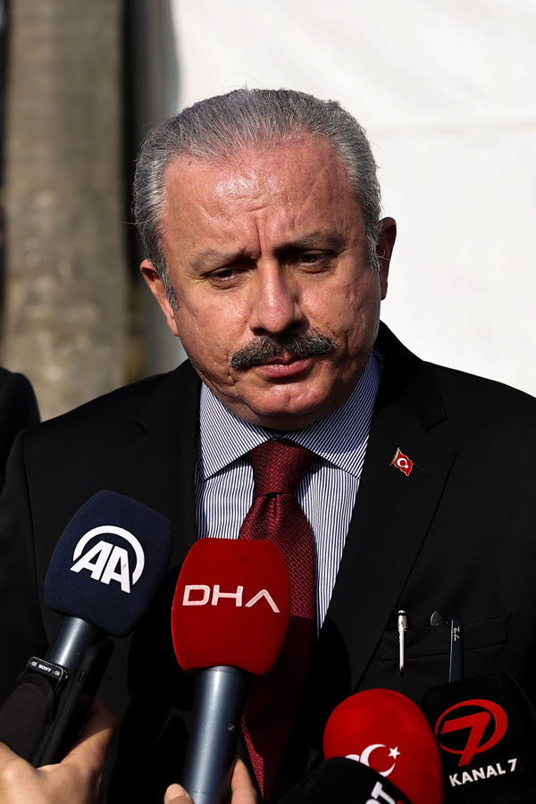 Şentop, Erbakan'ın kabrini ziyaret etti