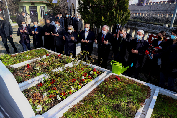 Foto - Şentop, Erbakan'ın kabrini ziyaret etti