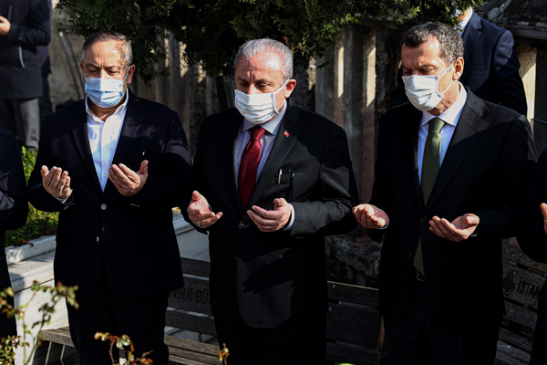 Foto - Şentop, Erbakan'ın kabrini ziyaret etti