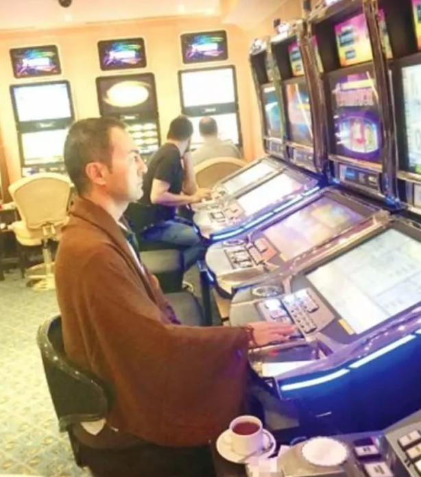 Foto - Serdar Ortaç şimdi de bakın ne yaptı! Kumar belasının ibretlik sonu