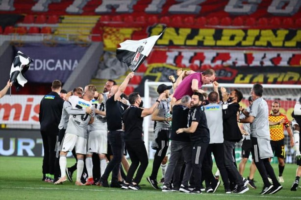 Foto - Sergen Yalçın'ın sevinç gözyaşları