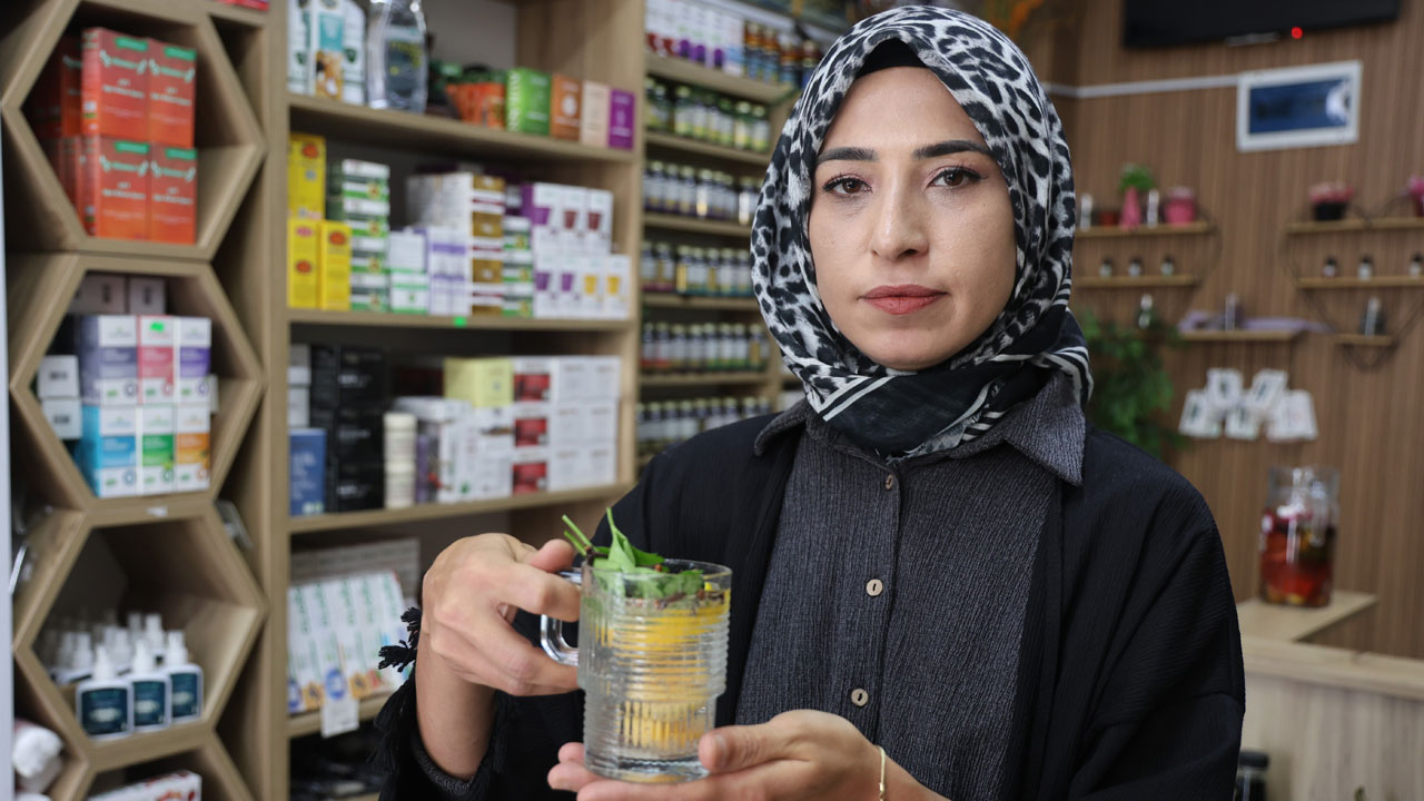 Serinlemenin en sağlıklı yolu! Bu bitkisel karışım hem ferahlatıyor hem güçlendiriyor