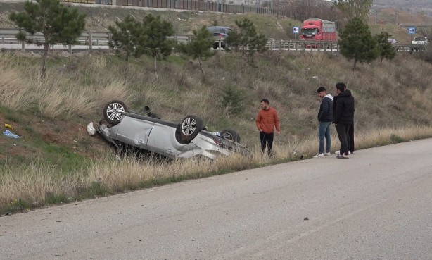 Foto - Şerit ihlali yaptı faciayı getirdi! Otomobile çarpıp metrelerce takla attı