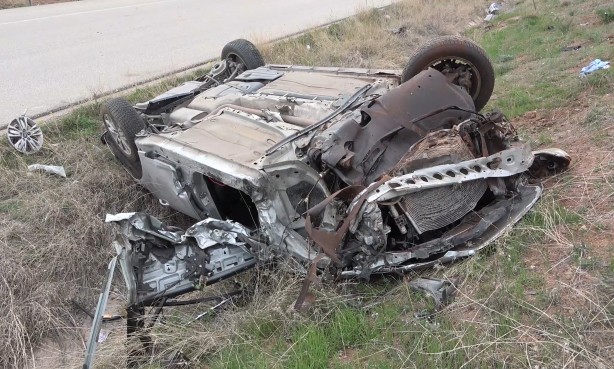 Foto - Şerit ihlali yaptı faciayı getirdi! Otomobile çarpıp metrelerce takla attı