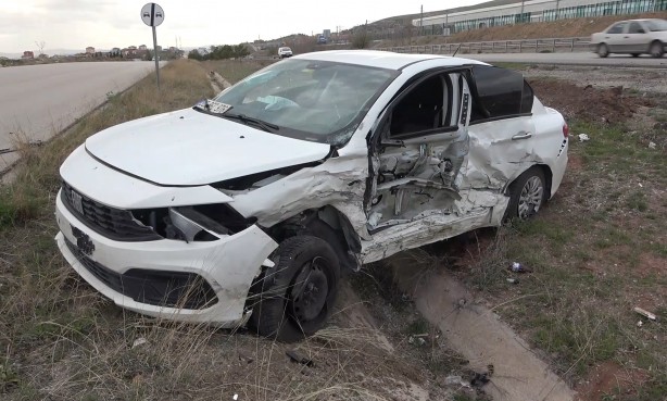 Foto - Şerit ihlali yaptı faciayı getirdi! Otomobile çarpıp metrelerce takla attı