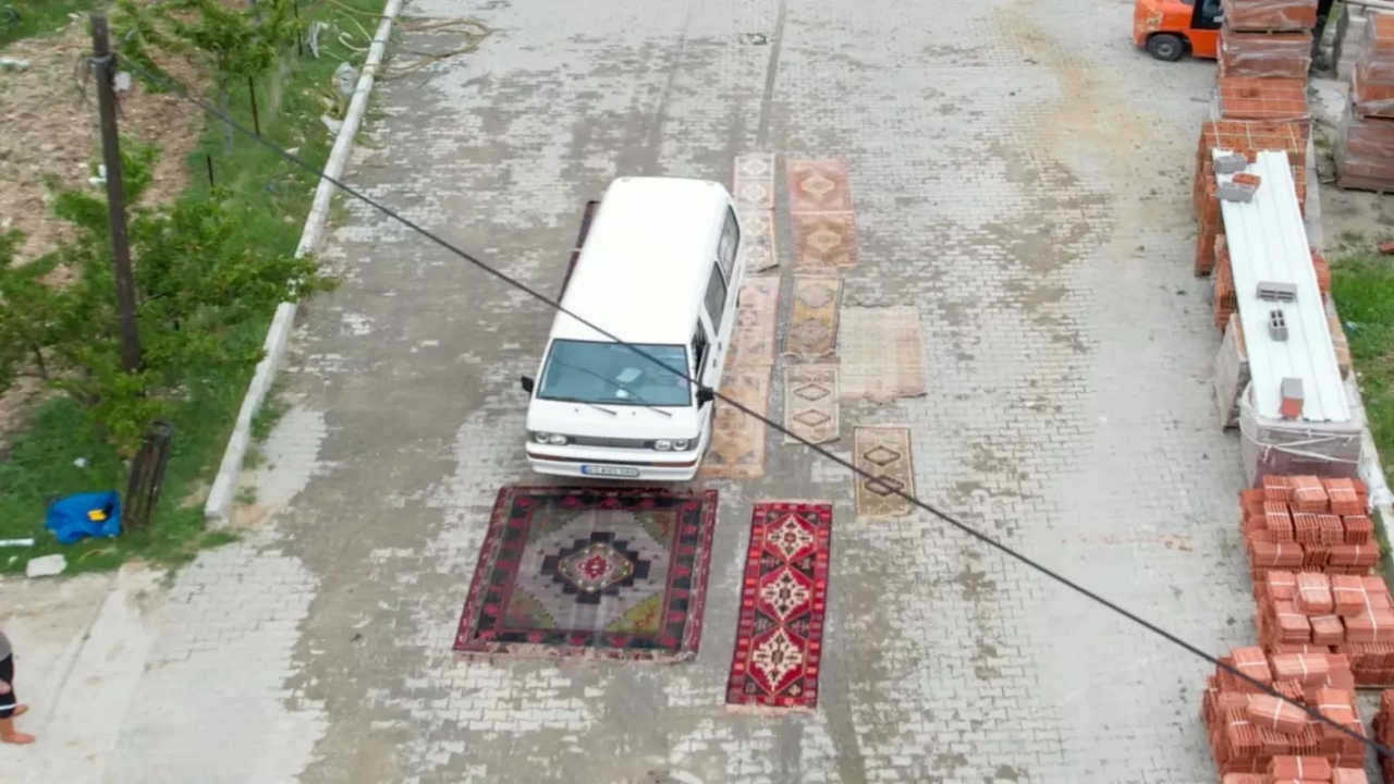 Foto - Servet haline gelmesi için yolun ortasına öylece atıyorlar, araçlar da üzerinden geçiyor! ABD başta olmak üzere birçok ülkeye ihraç ediliyor