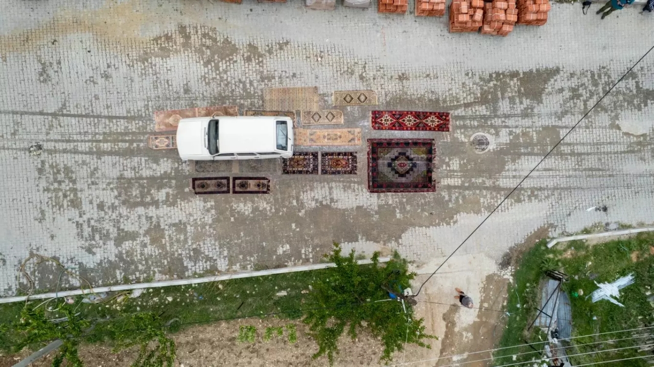 Foto - Servet haline gelmesi için yolun ortasına öylece atıyorlar, araçlar da üzerinden geçiyor! ABD başta olmak üzere birçok ülkeye ihraç ediliyor