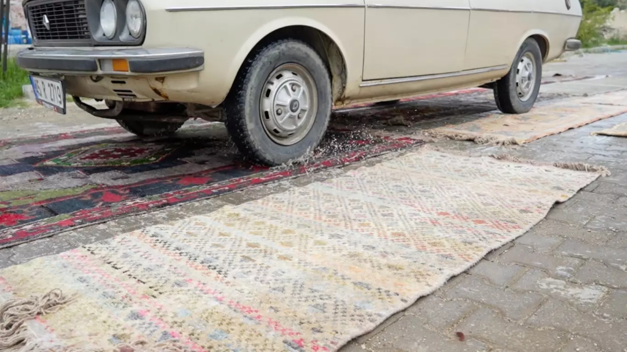 Foto - Servet haline gelmesi için yolun ortasına öylece atıyorlar, araçlar da üzerinden geçiyor! ABD başta olmak üzere birçok ülkeye ihraç ediliyor