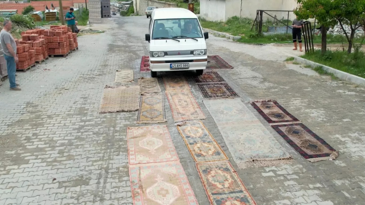 Foto - Servet haline gelmesi için yolun ortasına öylece atıyorlar, araçlar da üzerinden geçiyor! ABD başta olmak üzere birçok ülkeye ihraç ediliyor