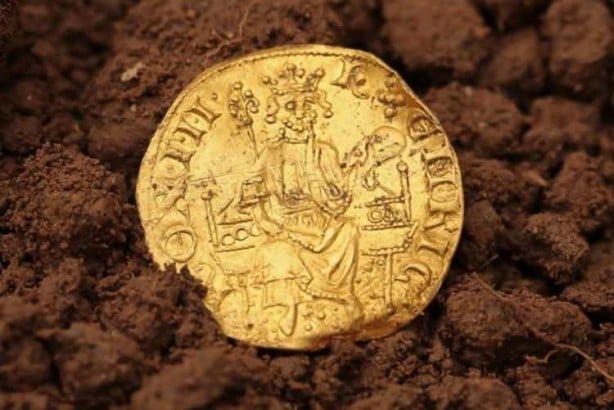 Servet kazanacak! Defineci 1257 yılında basılan ilk altın parayı buldu