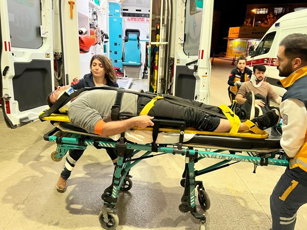 Foto - Servis minibüsü TIR'a çarptı: Yaralılar var