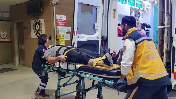 Servis minibüsü TIR'a çarptı: Yaralılar var