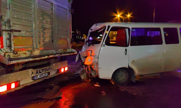 Foto - Servis minibüsü TIR'a çarptı: Yaralılar var