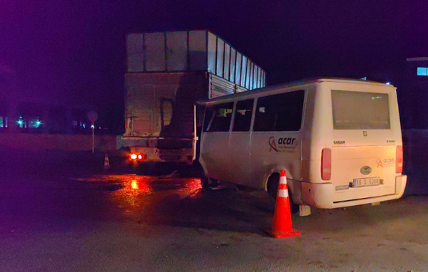 Foto - Servis minibüsü TIR'a çarptı: Yaralılar var