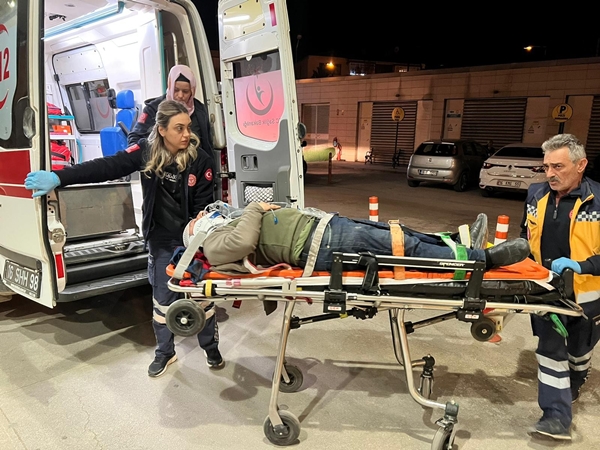 Foto - Servis minibüsü TIR'a çarptı: Yaralılar var