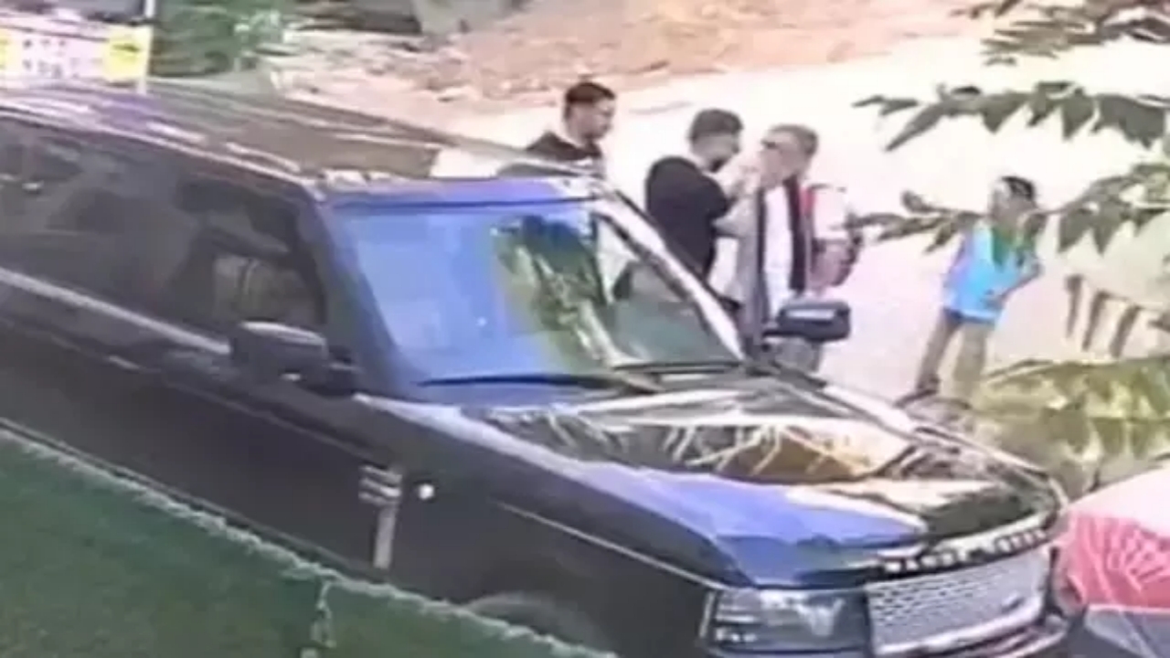 Foto - Ses getiren görüntü! Çocuklarının yanında babaya tokat atan magandanın iş yeri kurşunlandı