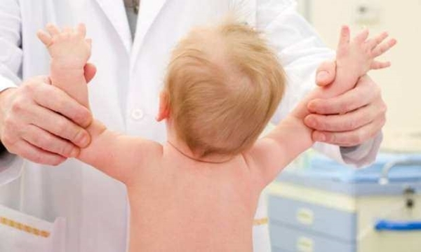 Sevgisiz büyüyen çocuklar kısa boylu oluyor!