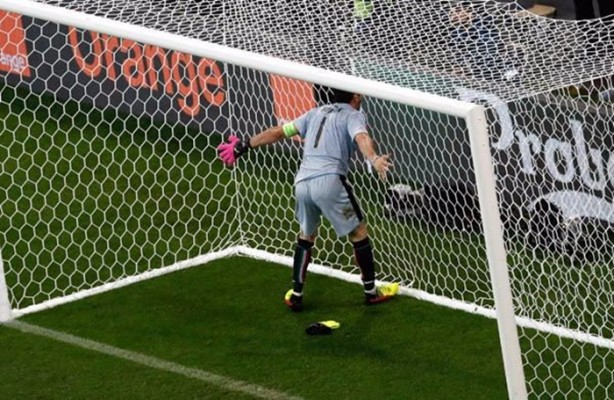 Foto - Sevinmeye çalışırken rezil oldu!