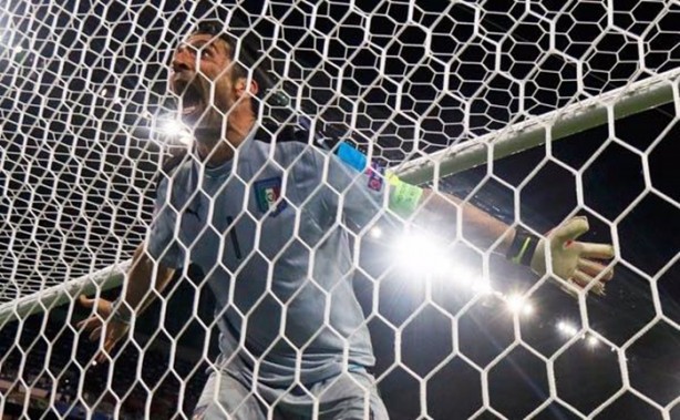 Foto - Sevinmeye çalışırken rezil oldu!