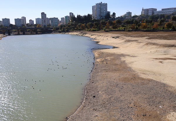 Foto - Seyhan Nehri'nde sular kesildi!