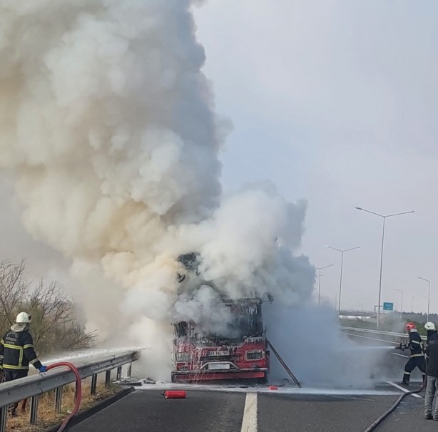 Foto - Seyir halinde alev alan tır kül oldu