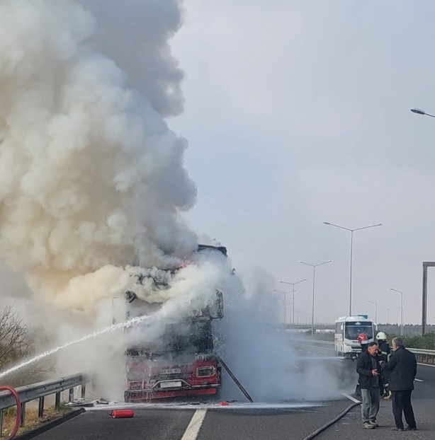 Foto - Seyir halinde alev alan tır kül oldu
