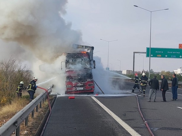 Foto - Seyir halinde alev alan tır kül oldu