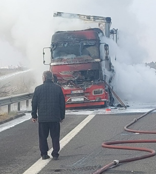Seyir halinde alev alan tır kül oldu