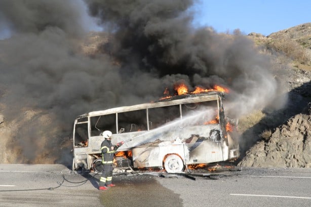 Foto - Seyir halindeki işçi servisi