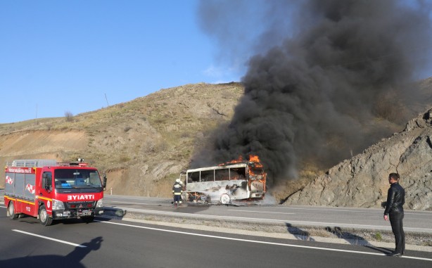 Foto - Seyir halindeki işçi servisi