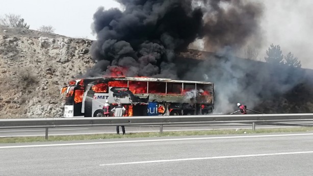 Foto - Seyir halindeki otobüs alev aldı