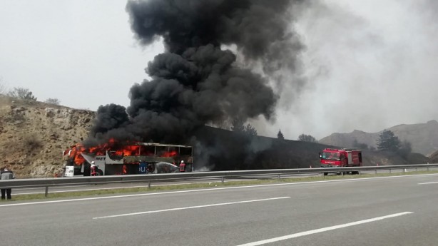 Foto - Seyir halindeki otobüs alev aldı
