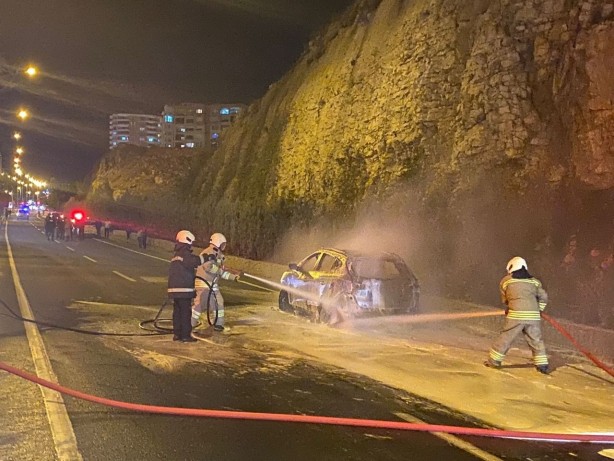 Foto - Seyir halindeki otomobil alev alev yandı