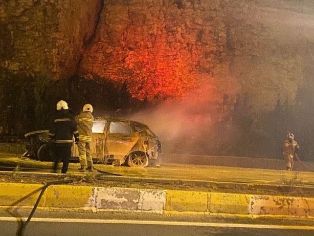 Foto - Seyir halindeki otomobil alev alev yandı