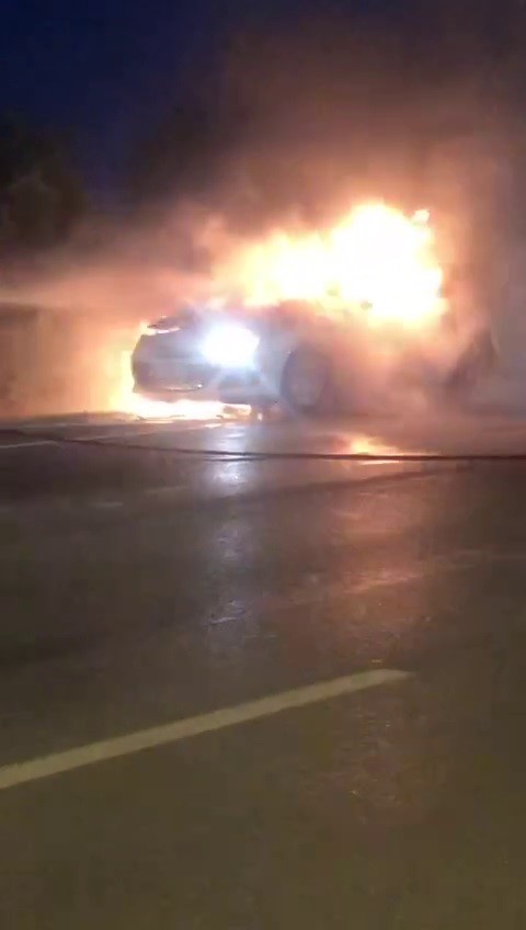 Seyir halindeki otomobil alevlere teslim oldu