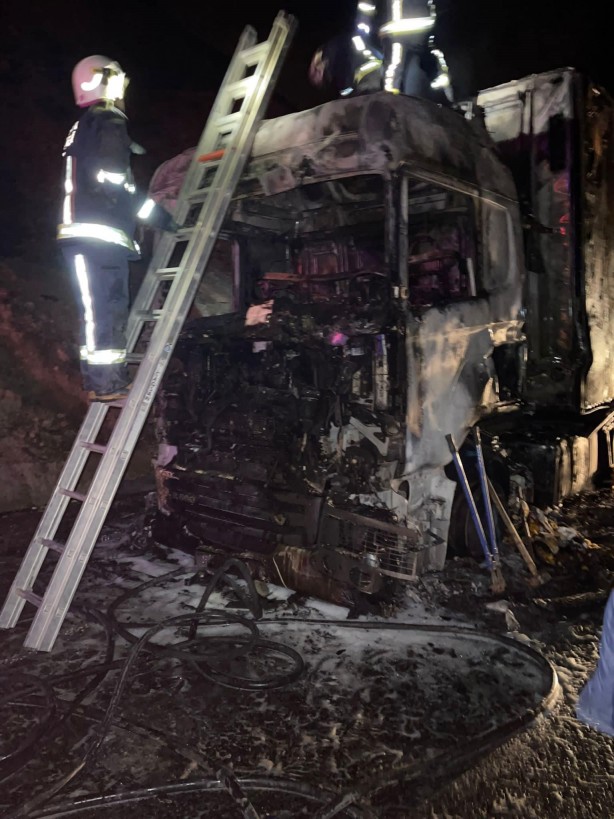 Foto - Seyir halindeki tır cayır cayır yandı! Tonlarca muz küle döndü