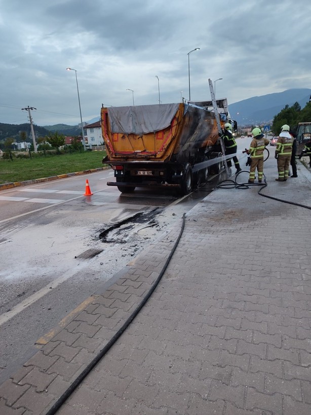 Foto - Seyir halindeki tırın tekerleri yandı